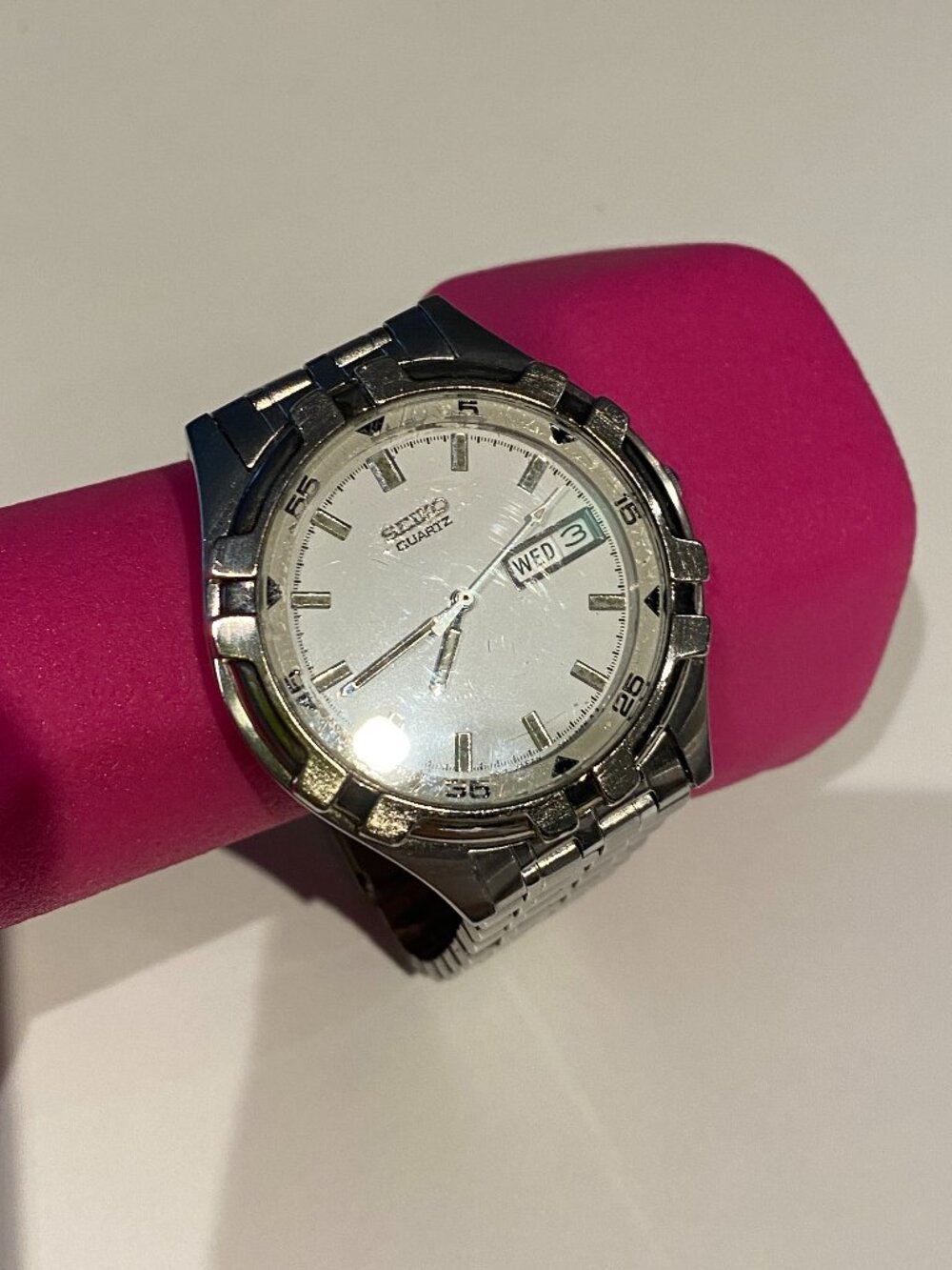 vintage 90s seiko quartz 7N43 - 7091 white dial mens watch preowned